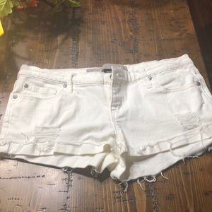 Refuge size 9 white distressed shorts